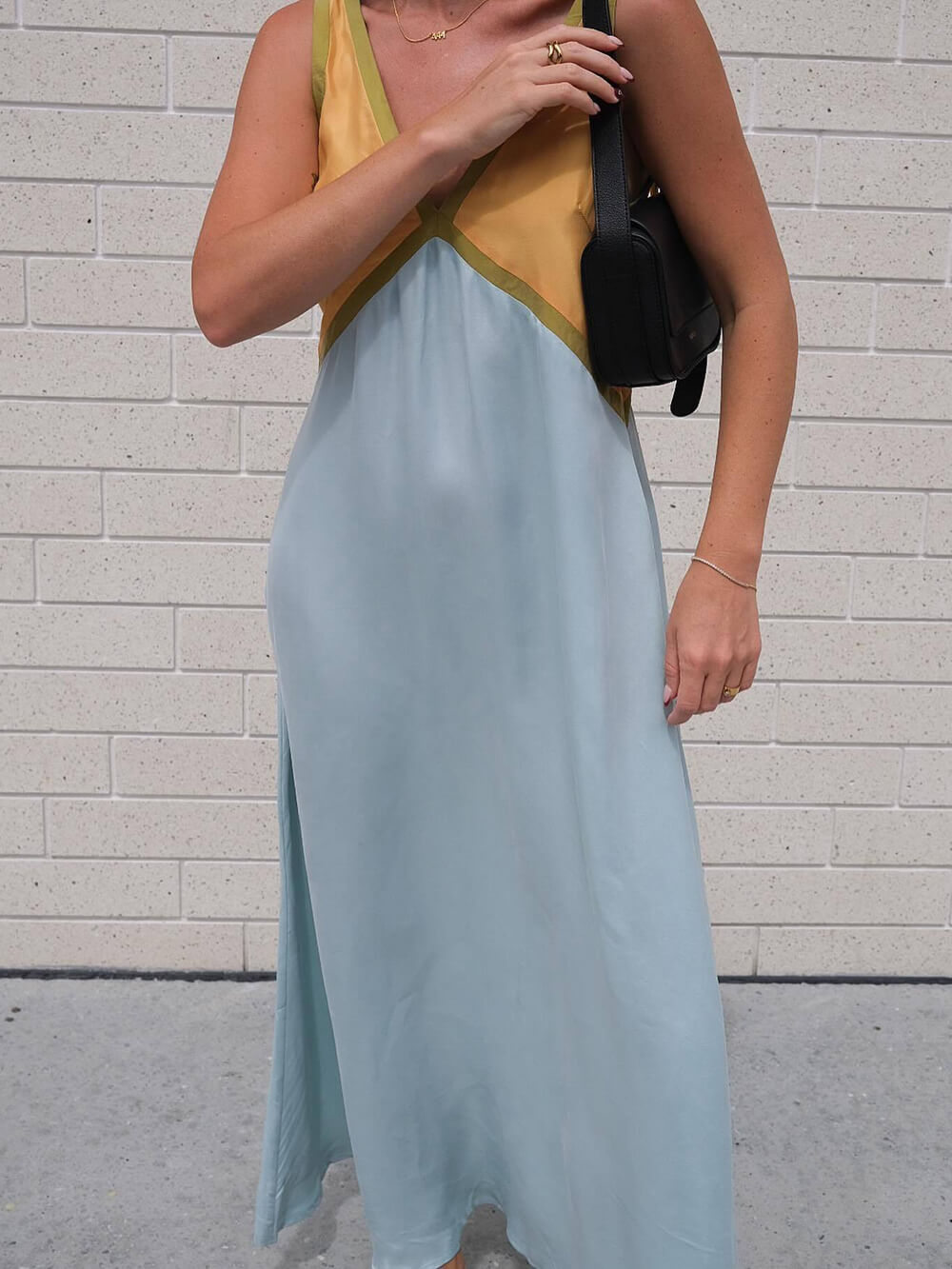 Vestido Chique com Decote em V e Painéis de Cores Contrastantes