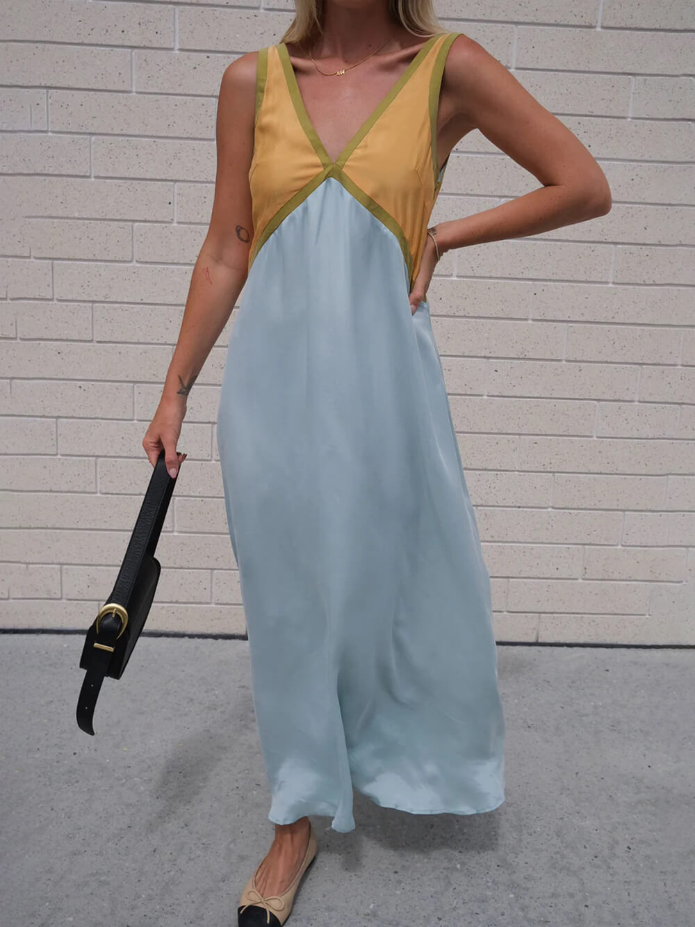 Vestido Chique com Decote em V e Painéis de Cores Contrastantes