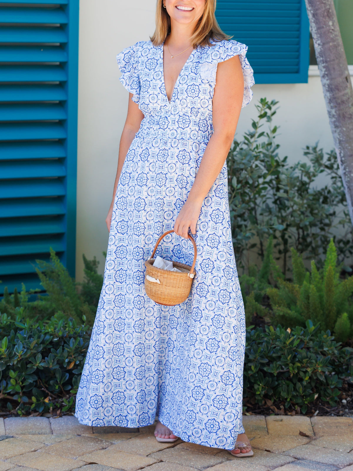 Vestido largo azul con medallón, cuello en V y mangas de volantes