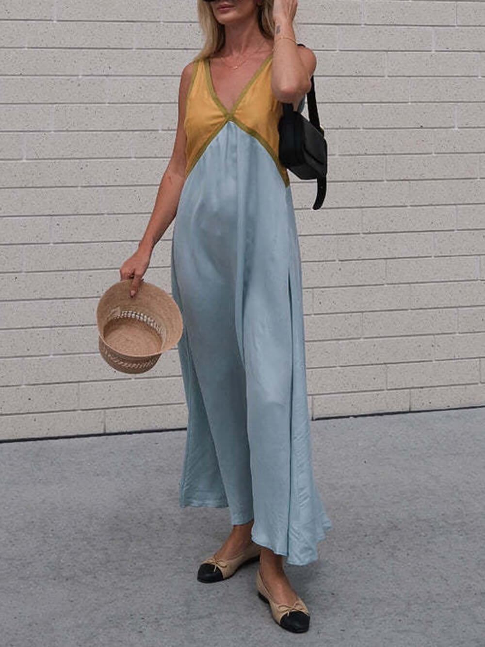 Vestido Chique com Decote em V e Painéis de Cores Contrastantes