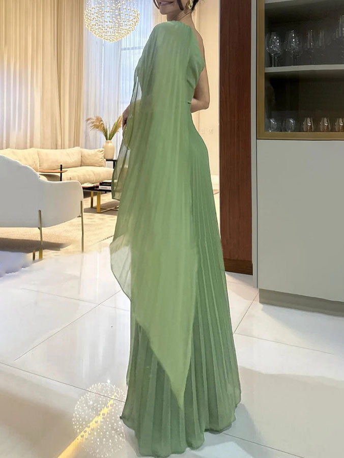 Elegantes, fließendes, plissiertes schulterfreies Maxikleid