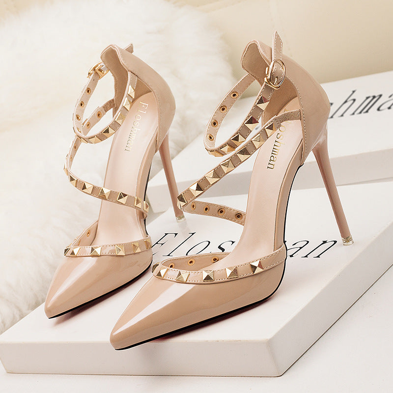 Stella spit zulaufende High Heels mit Nieten