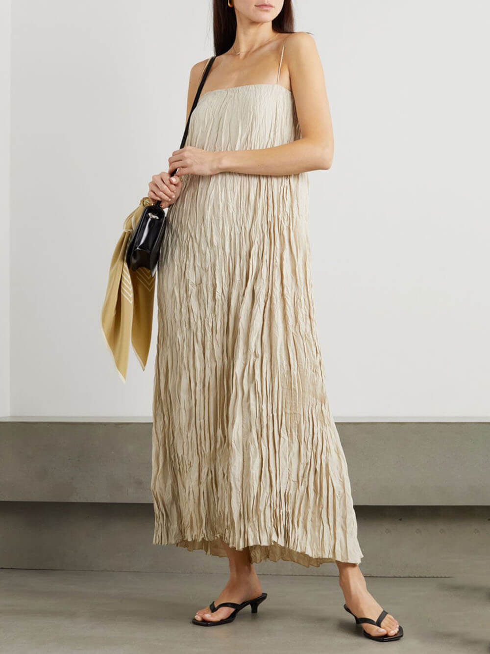 Elegantes und schönes plissiertes Träger-Maxikleid