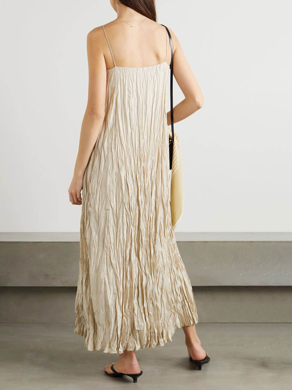 Elegantes und schönes plissiertes Träger-Maxikleid