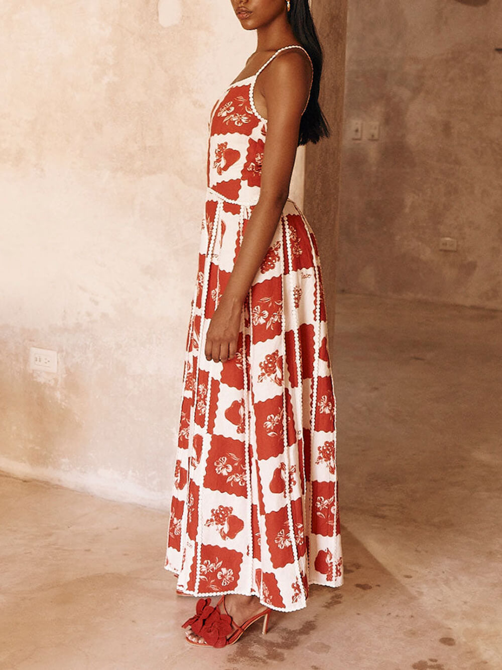 Unik Maxikjole med Blomstertryk, Flæsekant og Én Skulder