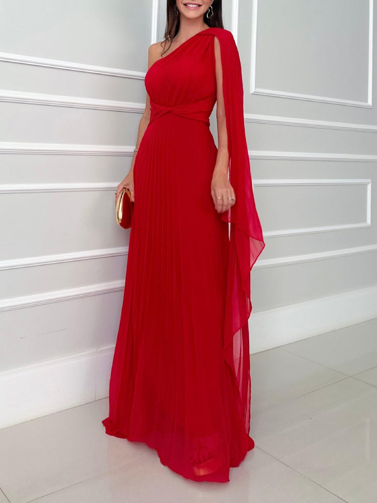 Elegantes, fließendes, plissiertes schulterfreies Maxikleid