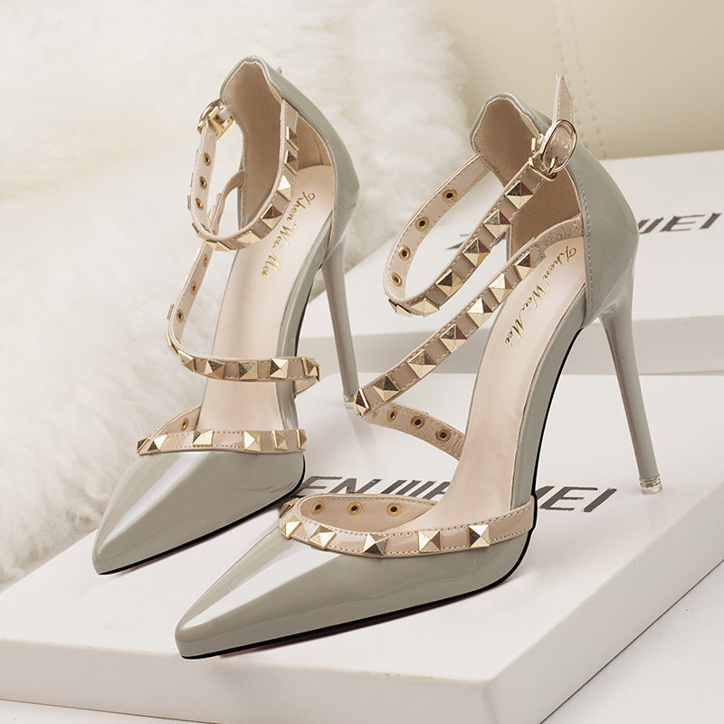 Stella spit zulaufende High Heels mit Nieten