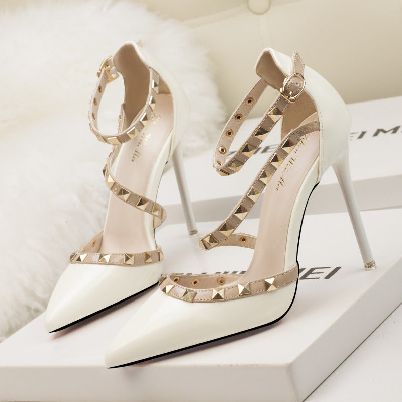 Stella spit zulaufende High Heels mit Nieten