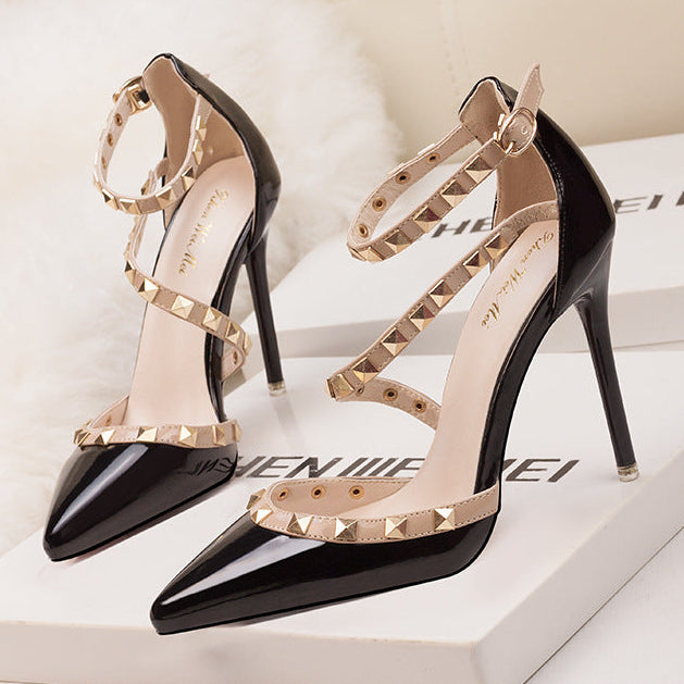 Stella spit zulaufende High Heels mit Nieten