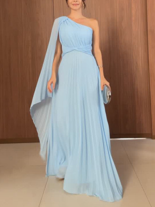 Elegantes, fließendes, plissiertes schulterfreies Maxikleid