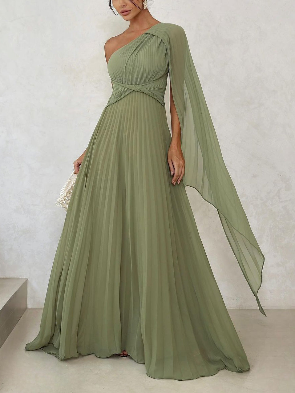 Elegantes, fließendes, plissiertes schulterfreies Maxikleid