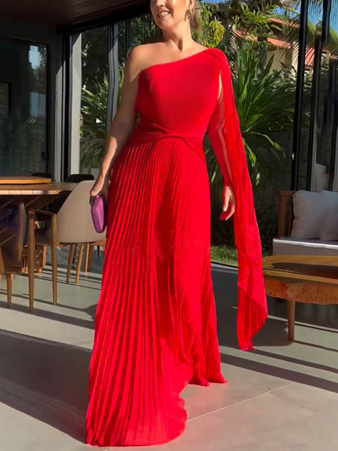 Elegantes, fließendes, plissiertes schulterfreies Maxikleid