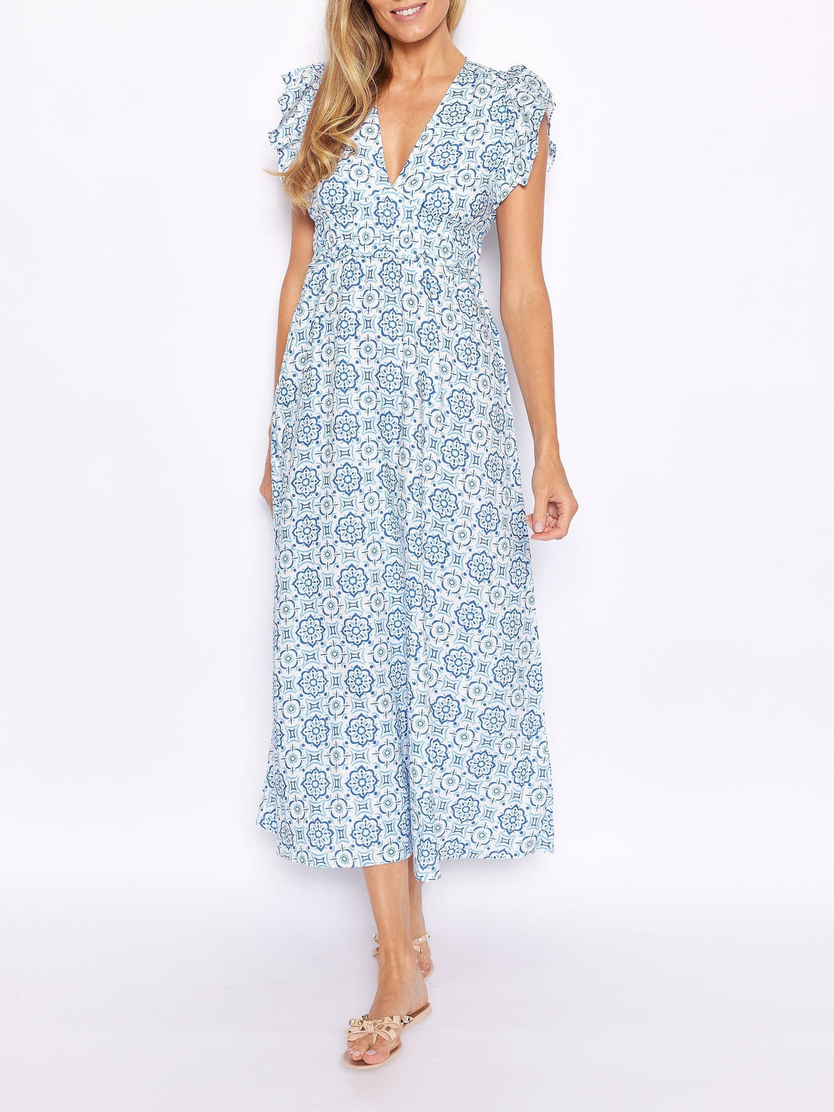 Vestido largo azul con medallón, cuello en V y mangas de volantes