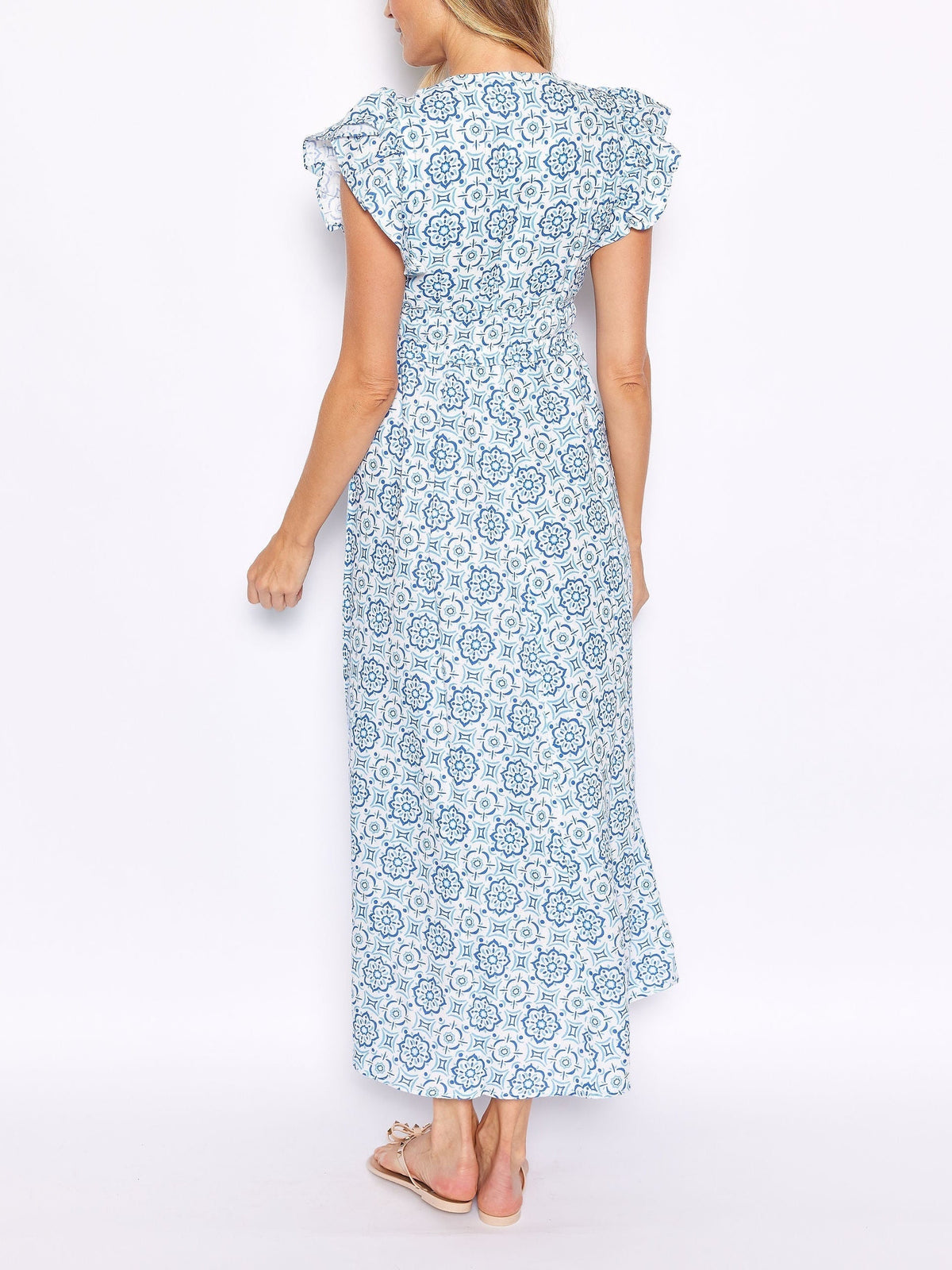 Vestido largo azul con medallón, cuello en V y mangas de volantes