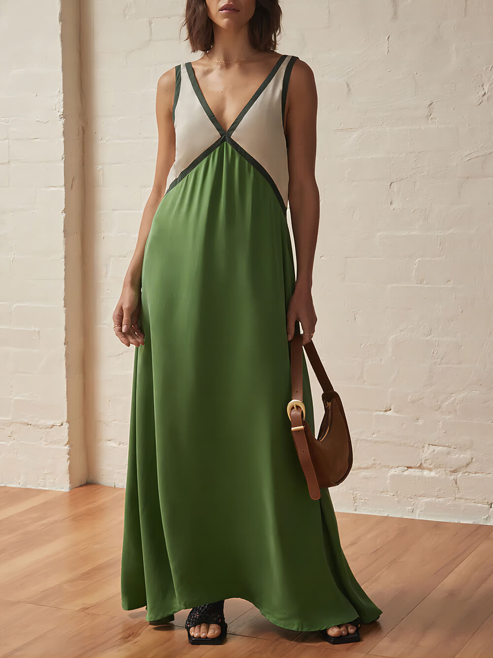 Vestido Chique com Decote em V e Painéis de Cores Contrastantes