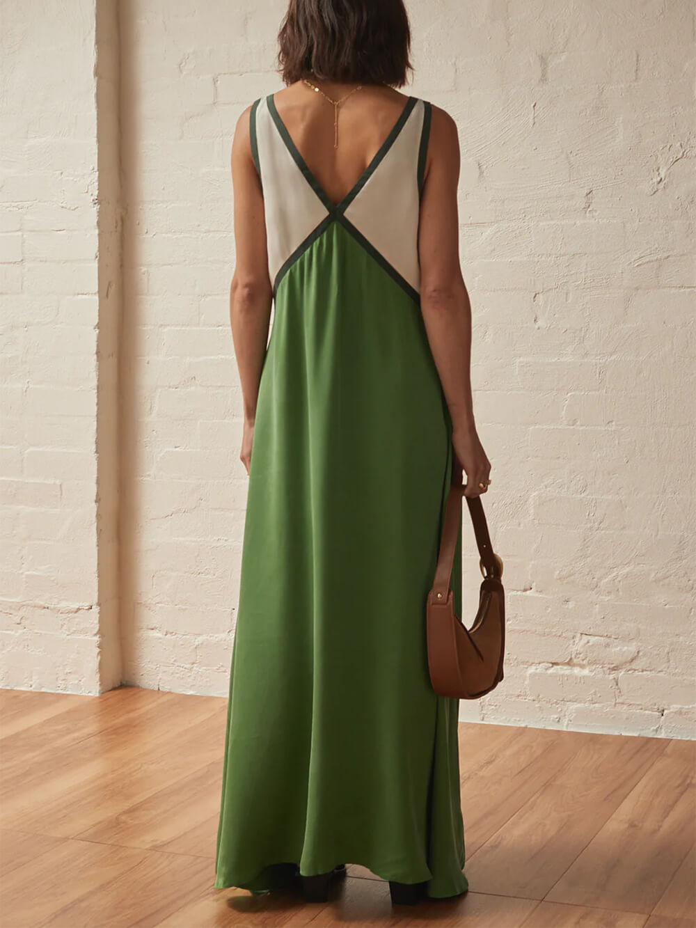 Vestido Chique com Decote em V e Painéis de Cores Contrastantes