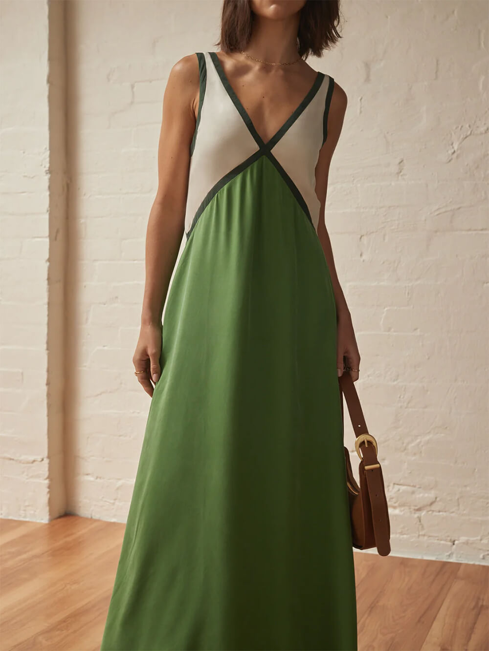 Vestido Chique com Decote em V e Painéis de Cores Contrastantes