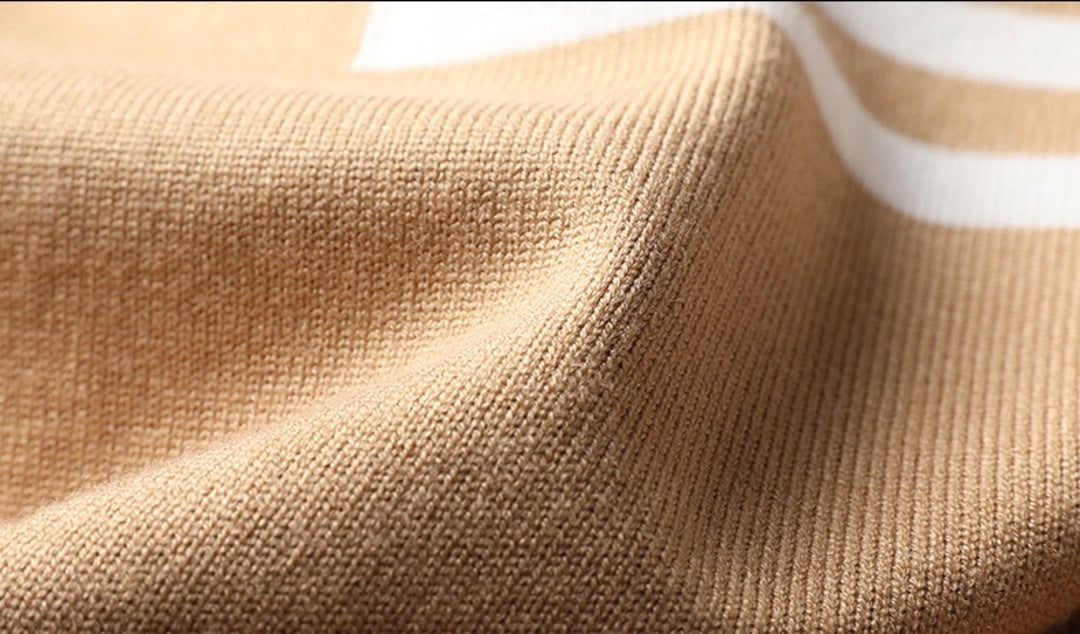 Strikket sweater med striber