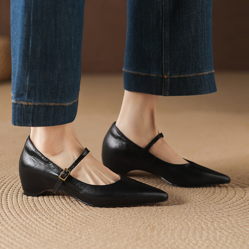 Evie Mary Jane-pumps i äkta läder med spetsig tå