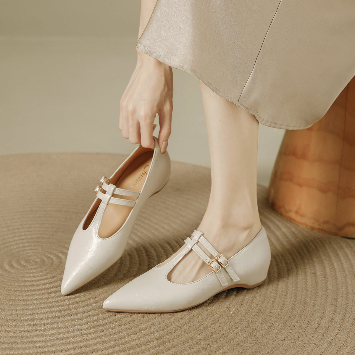 Tacones de cuero con doble tira en T Olara