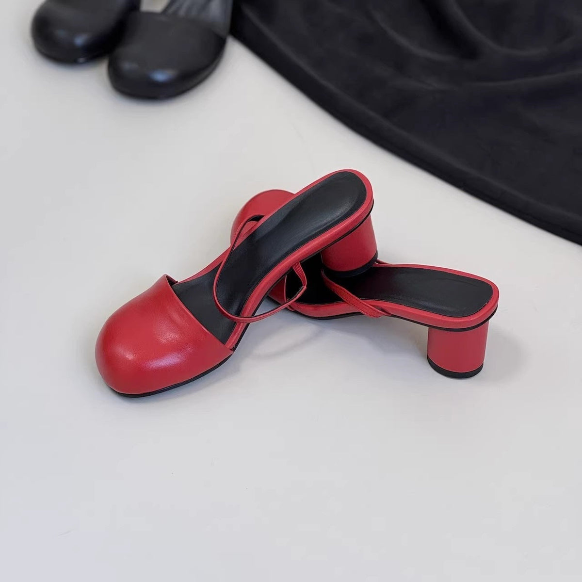Olara Mules mit Absatz aus echtem Leder und runder Zehenpartie