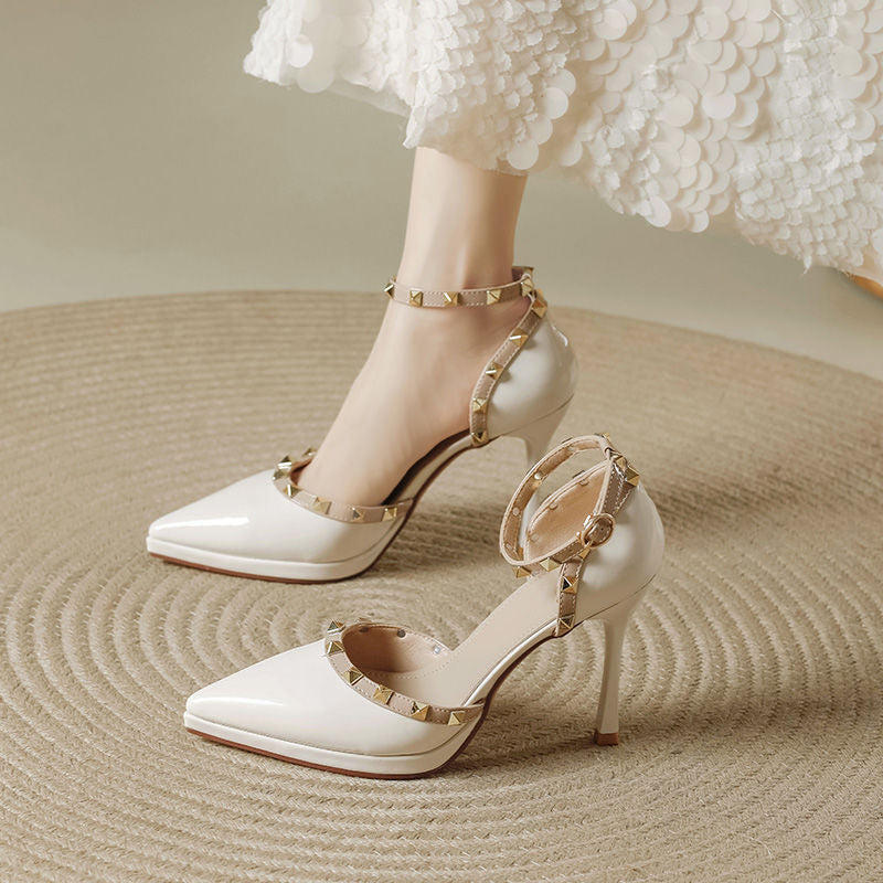 Sapato de salto com tachas Amara