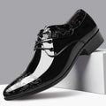 Glänzende Schnürschuhe