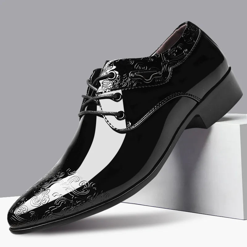 Glänzende Schnürschuhe