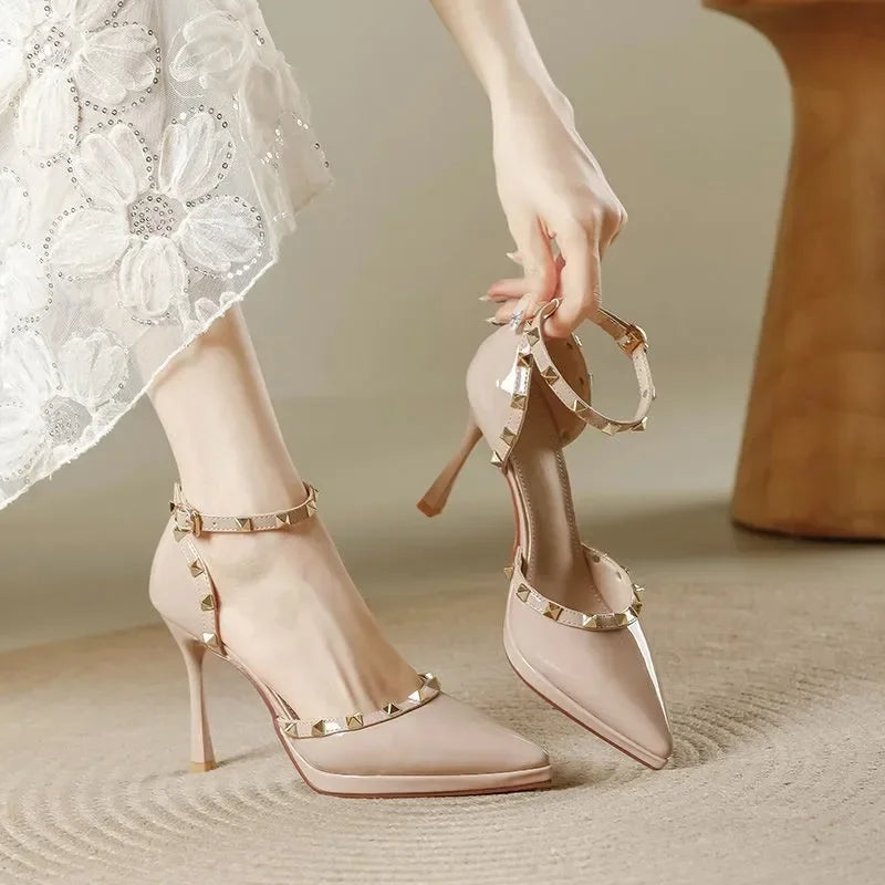 Sapato de salto com tachas Amara