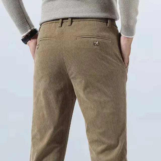 Pantalon en velours côtelé coupe ajustée