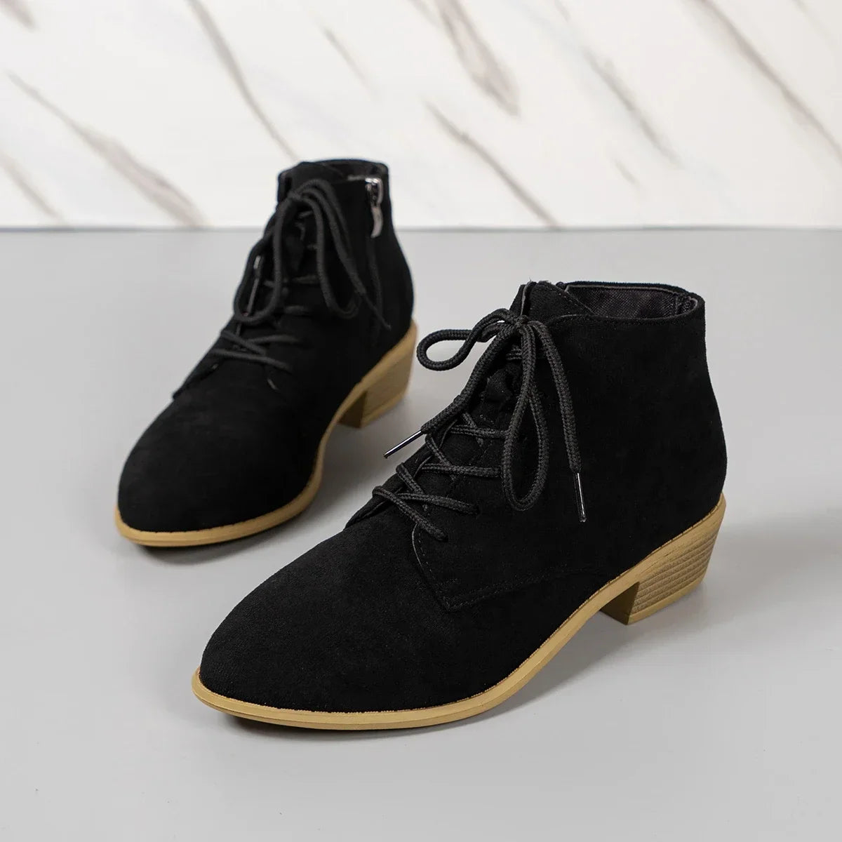 Stivaletto con lacci