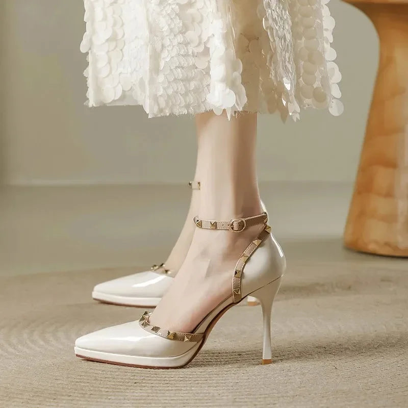 Sapato de salto com tachas Amara