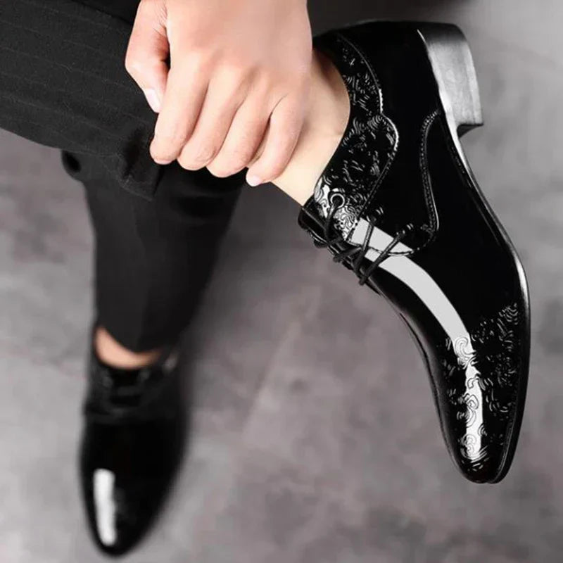 Glänzende Schnürschuhe