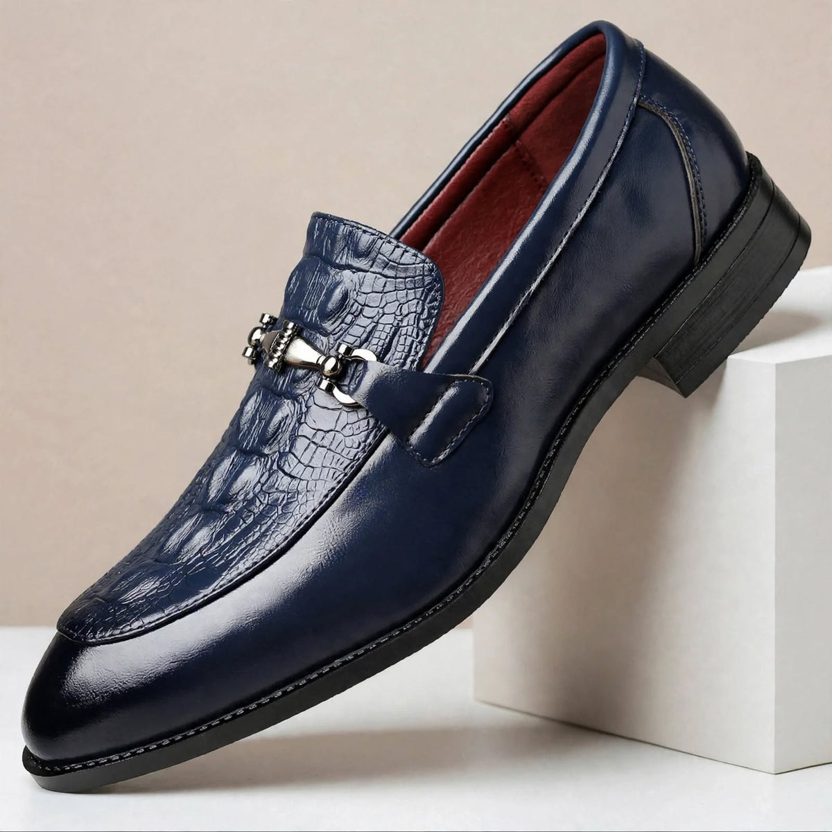 Rovian Slipper aus poliertem Leder mit Trensendetail
