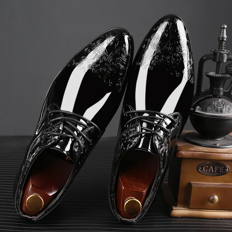Glänzende Schnürschuhe