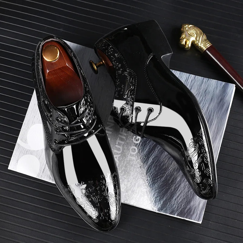 Glänzende Schnürschuhe