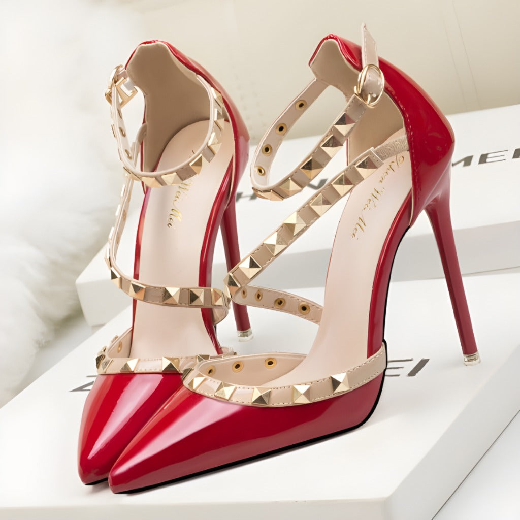 Stella spit zulaufende High Heels mit Nieten
