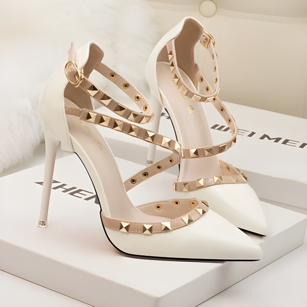 Stella spit zulaufende High Heels mit Nieten