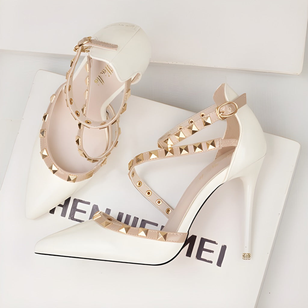 Stella spit zulaufende High Heels mit Nieten