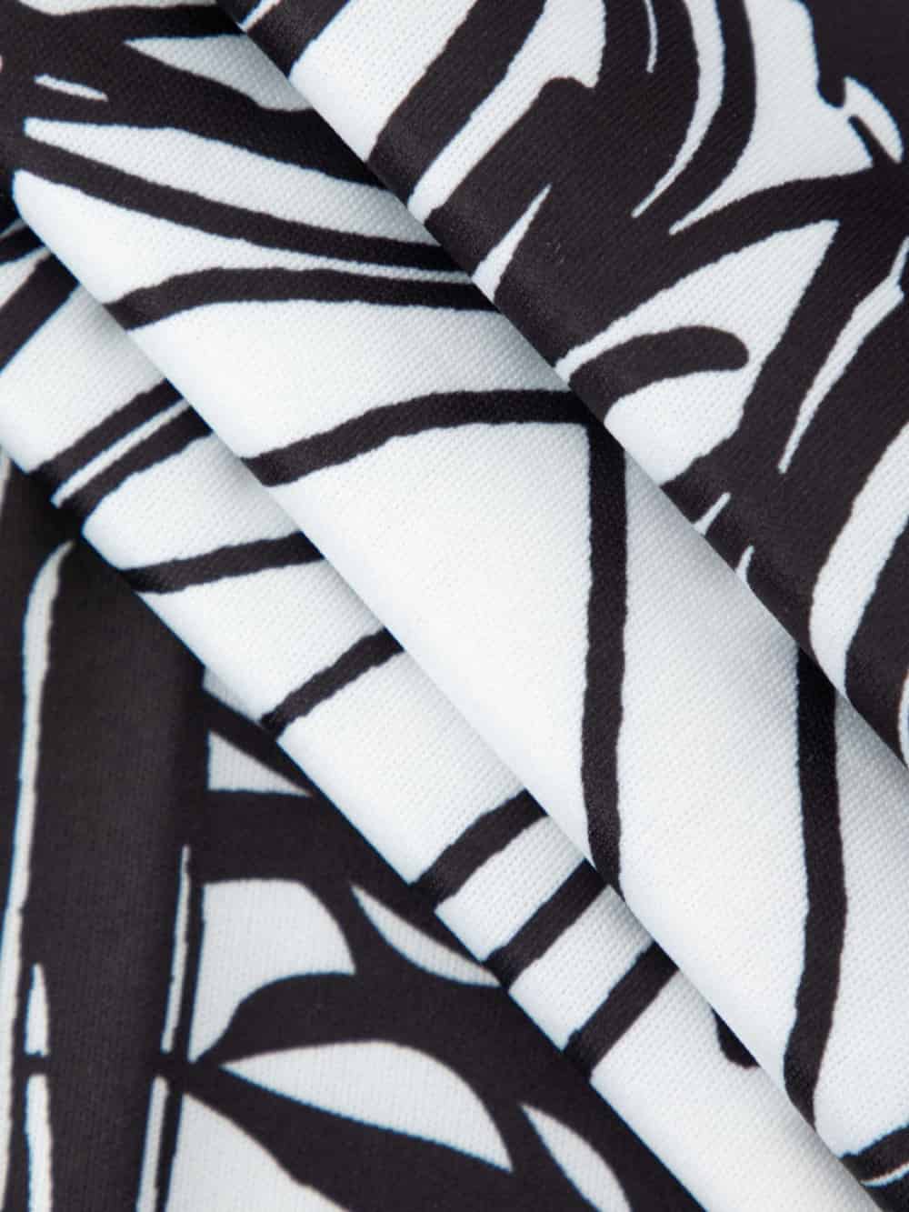 Kurzes Minikleid mit abstraktem Linienprint und kurzen Ärmeln