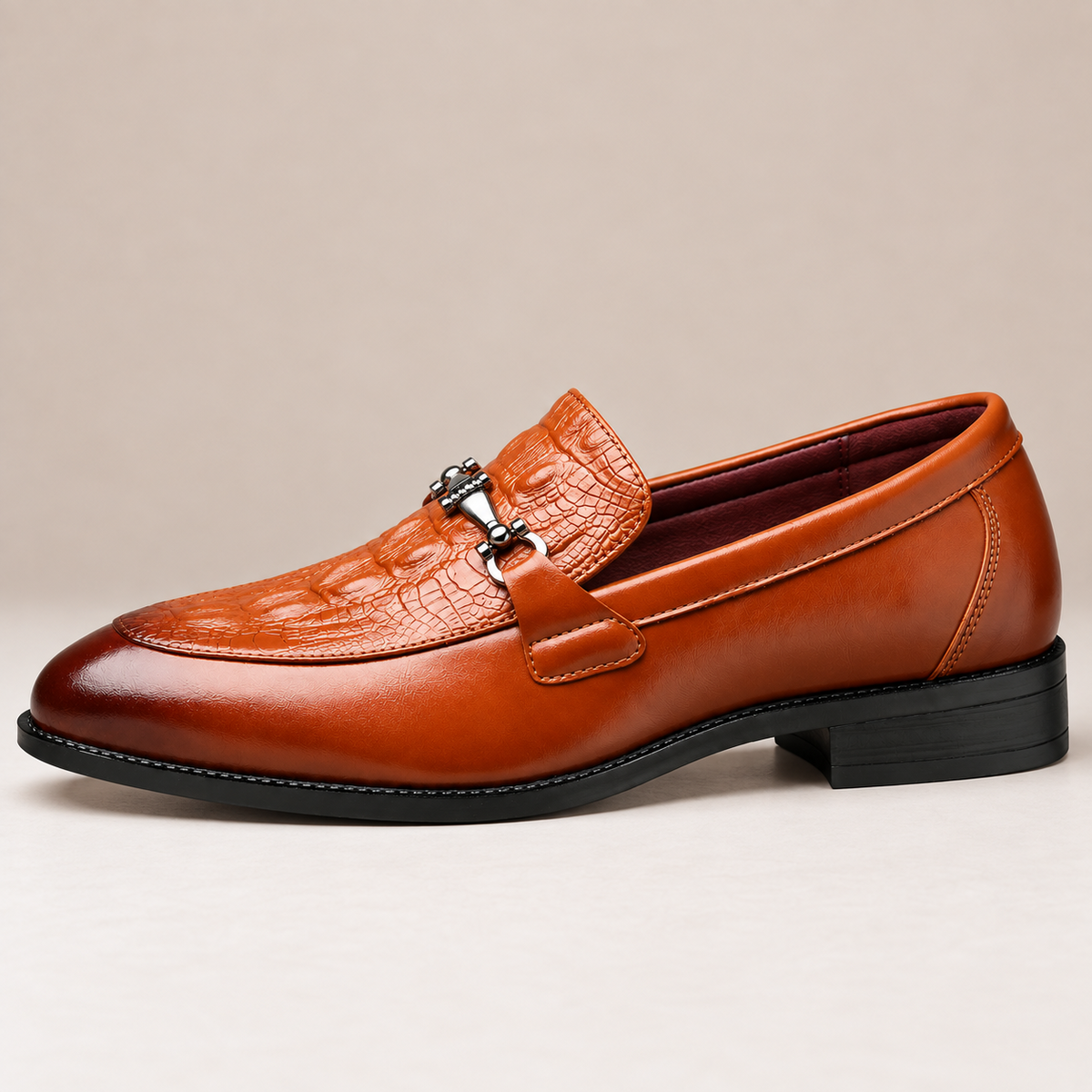 Rovian Slipper aus poliertem Leder mit Trensendetail