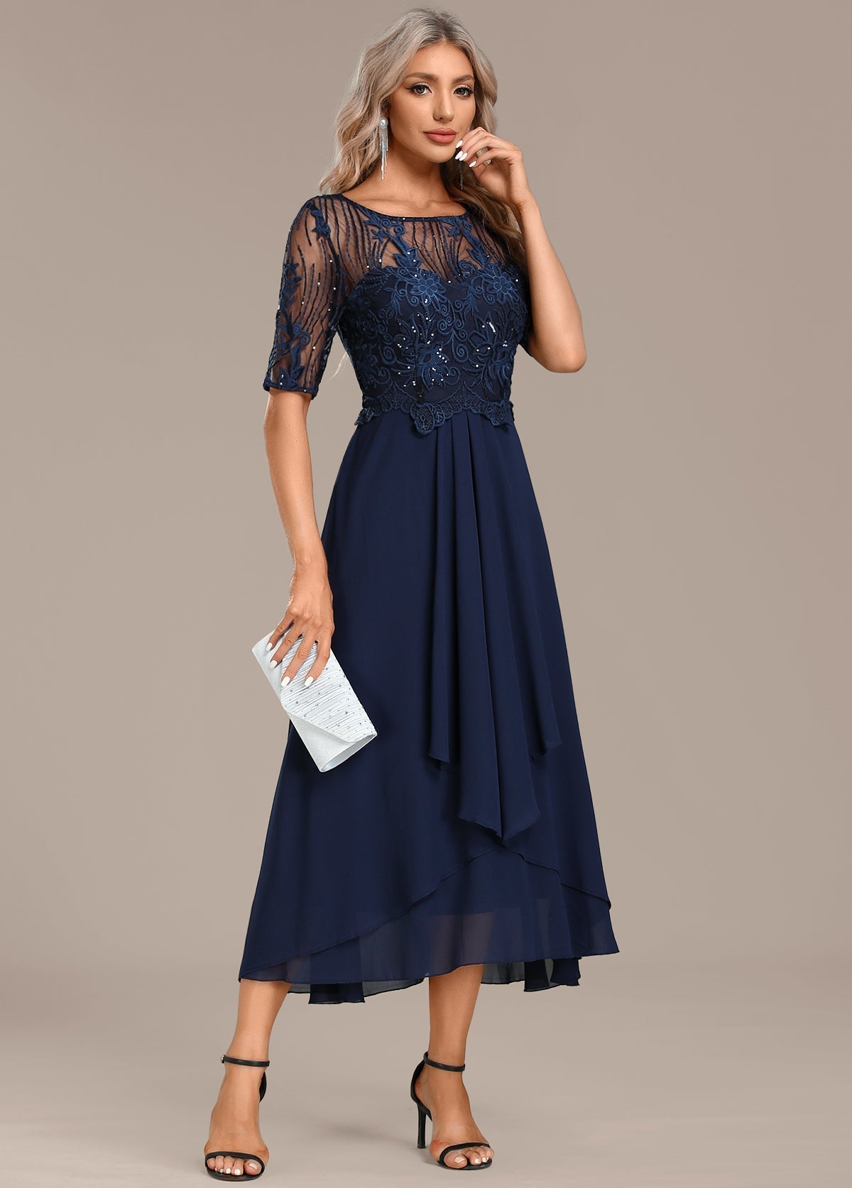 Vestido Adeline azul marino de encaje con cuello redondo y manga corta