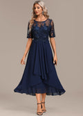 Vestido Adeline azul marino de encaje con cuello redondo y manga corta