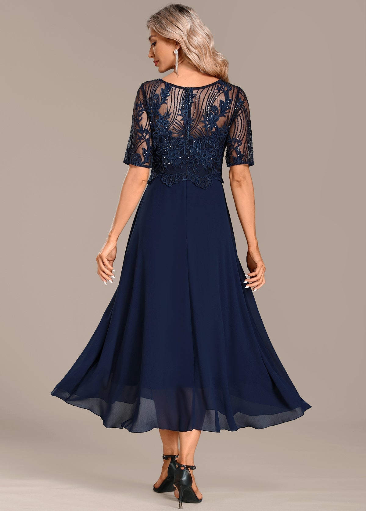 Vestido Adeline azul marino de encaje con cuello redondo y manga corta