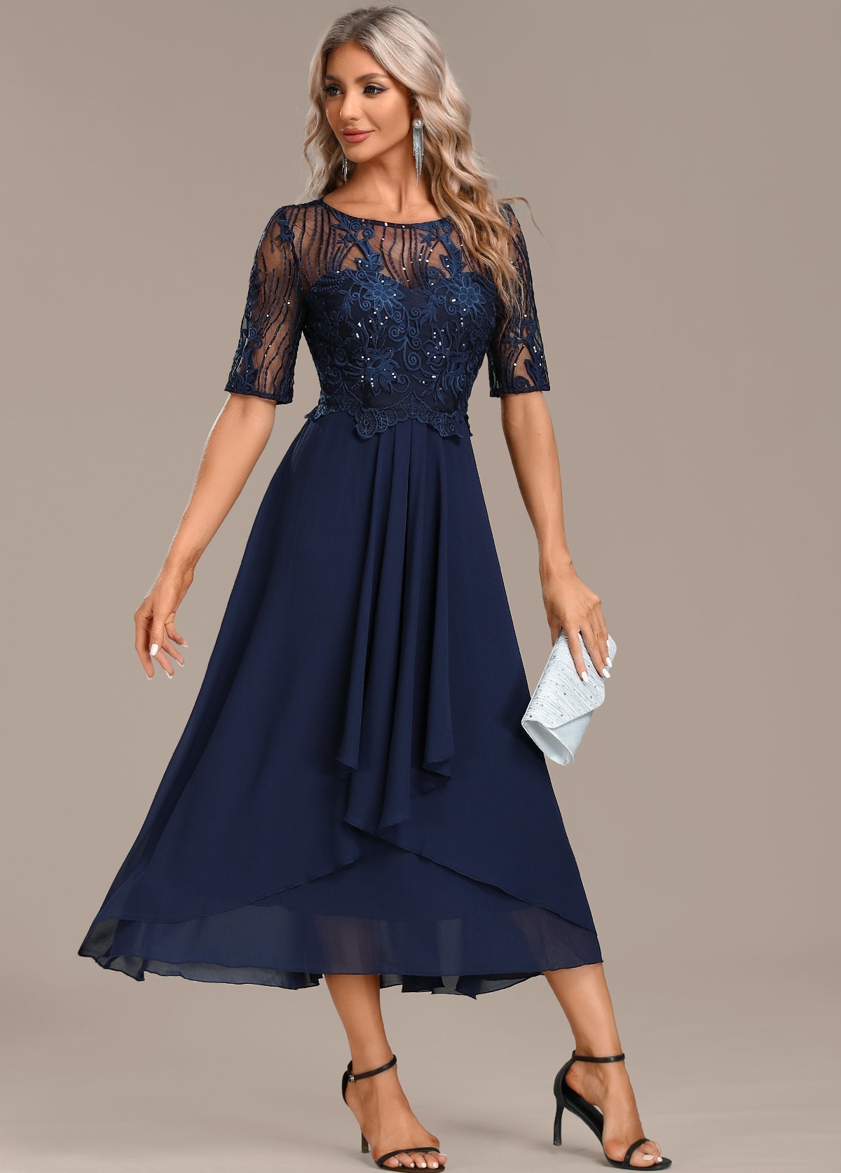 Vestido Adeline azul marino de encaje con cuello redondo y manga corta