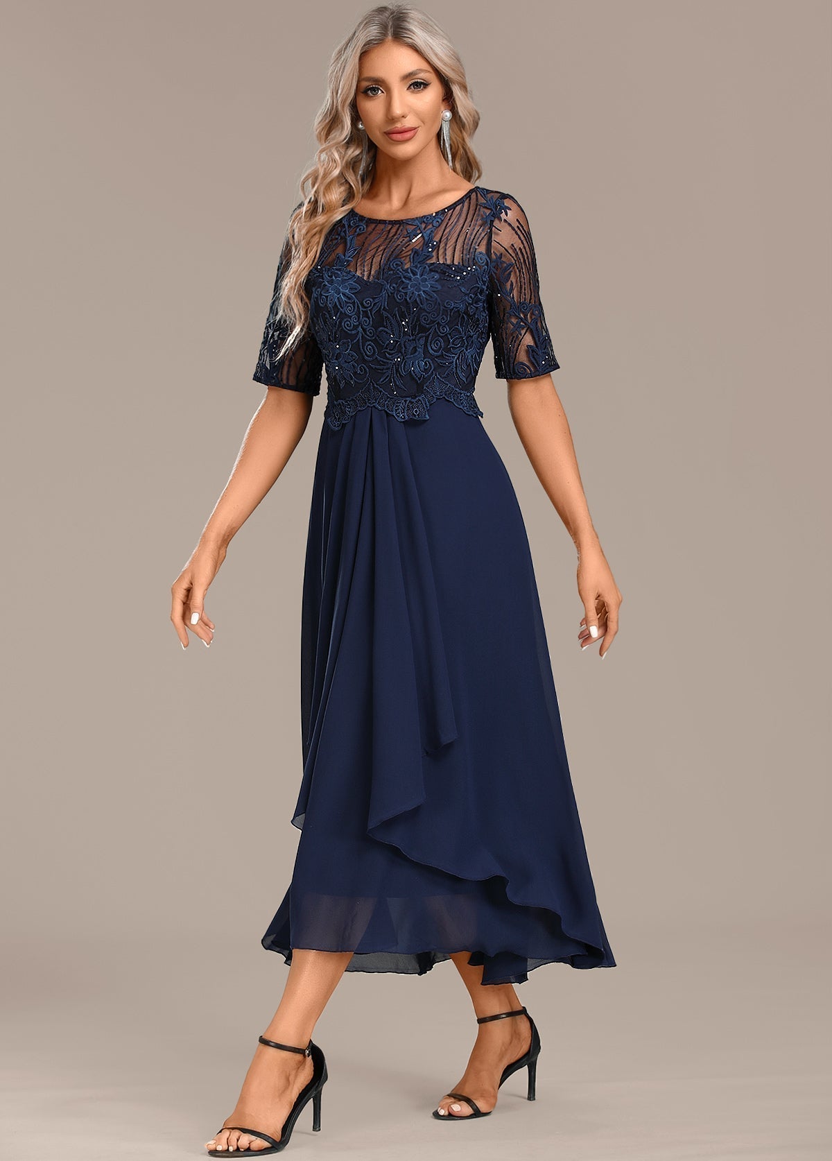 Vestido Adeline azul marino de encaje con cuello redondo y manga corta