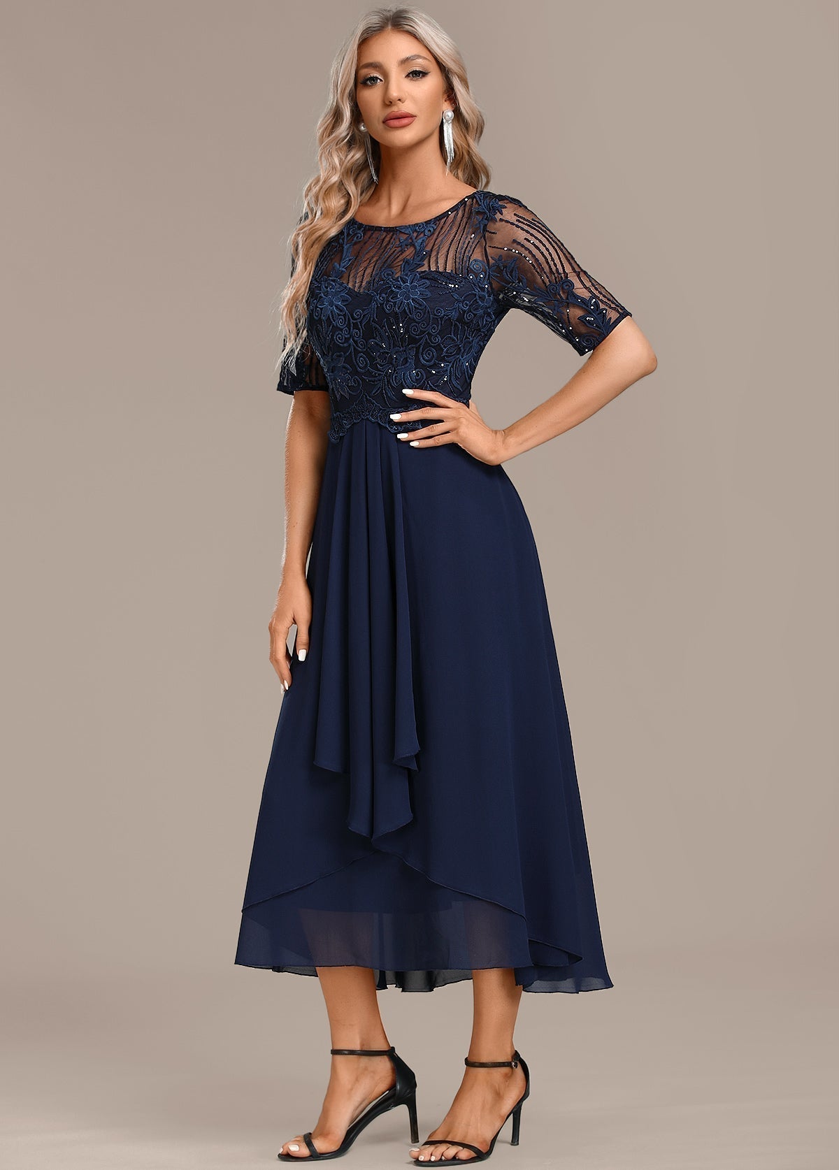 Vestido Adeline azul marino de encaje con cuello redondo y manga corta