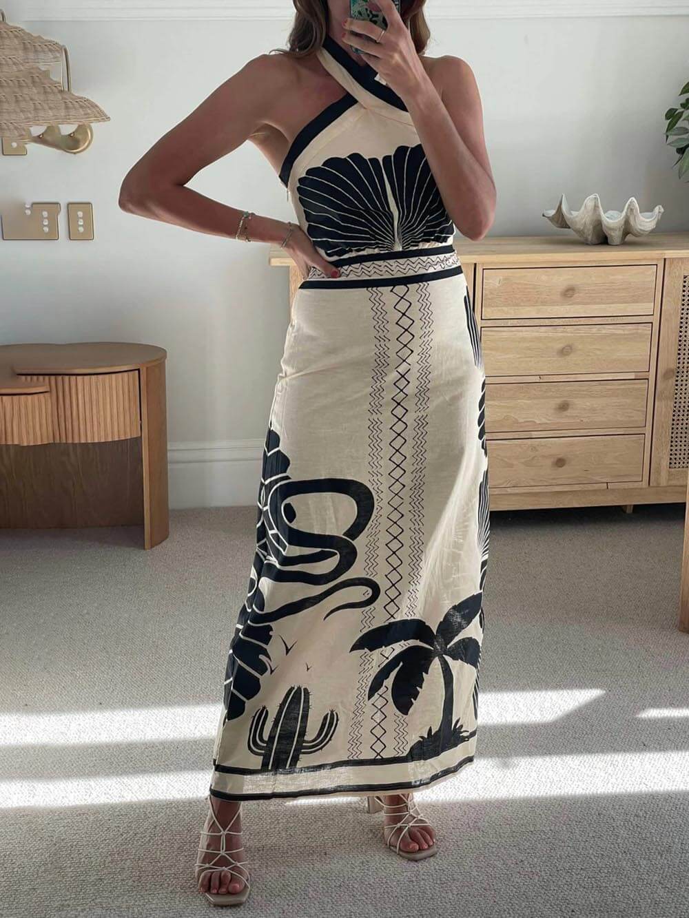 Elegant och sexig figursydd maxiklänning med etniskt mönster och halterneck