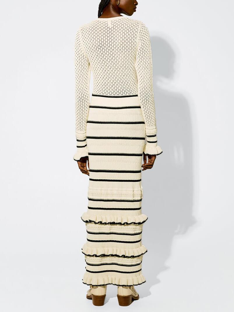 Gestricktes gestreiftes Maxikleid mit Rüschen und langen Ärmeln