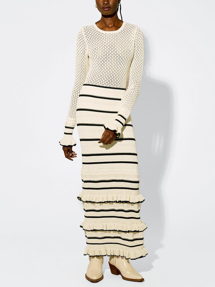 Gestricktes gestreiftes Maxikleid mit Rüschen und langen Ärmeln